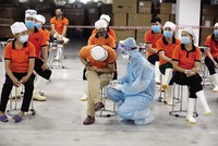 Tiêm chủng vắc-xin và thực hiện các biện pháp 5K đóng vai trò quyết định trong việc ngăn chặn đại dịch Covid-19 để duy trì phát triển kinh tế - xã hội.