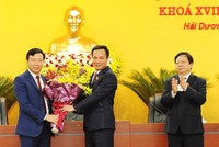 Ông Phạm Xuân Thăng, Bí thư Tỉnh ủy, Chủ tịch HĐND tỉnh Hải Dương tặng hoa chúc mừng ông Triệu Thế Hùng, Phó Bí thư Tỉnh ủy, tân Chủ tịch UBND tỉnh Hải Dương khóa XVII