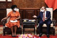 Chủ tịch nước Nguyễn Xuân Phúc tiếp bà Victoria Kwakwa, Phó Chủ tịch Ngân hàng Thế giới phụ trách khu vực Đông Á và Thái Bình Dương. (Nguồn: TTXVN)
