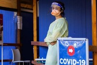 Nhân viên y tế tại khu xét nghiệm Covid-19 ở bệnh viện Royal North Shore. Ảnh: News Corp Australia.