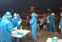 Lấy mẫu xét nghiệm nhanh tại Chợ Bình Điền hôm 5/7.