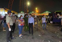 Cơ quan chức năng kiểm tra tại chợ đầu mối Thủ Đức tối 6/7, trước giờ tạm ngưng hoạt động.