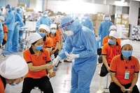 Chống dịch tốt và đẩy nhanh tiêm chủng vắc-xin phòng Covid-19 nhằm đạt được miễn dịch cộng đồng là cách để Việt Nam sớm mở cửa trở lại nền kinh tế. 