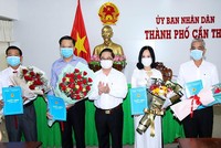 Chủ tịch UBND TP. Cần Thơ Trần Việt Trường (đứng giữa) trao các quyết định bổ nhiệm cán bộ. Ảnh: Thành Thật