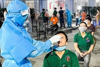 Test nhanh kháng nguyên Covid-19 cho công nhân, người lao động trong doanh nghiệp (Nguồn: Báo điện tử Chính phủ)