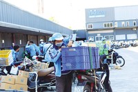 Các sàn thương mại điện tử sẽ phải kê khai hộ, nộp thuế thay cho người bán hàng online. Ảnh: Lê Toàn