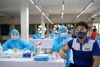 Đẩy nhanh tiêm vaccine ngừa Covid-19 là giải pháp đẻ lao động dệt may sứm quay trở lại nhà máy làm việc.