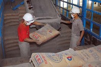 Hiện năng lực sản xuất xi măng của Việt Nam khoảng 104,4 triệu tấn, đang dư cung, nhưng vẫn có nhiều dự án mới được đầu tư