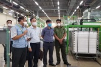 Đoàn công tác của Bộ Y tế kiểm tra nhà máy tại Khu Công nghệ cao TP.HCM.