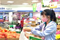 Tình nguyện viên của UBND, quận đoàn quận 6 "đi chợ hộ" người dân vào sáng ngày 14/7. (Ảnh: Saigon Co.op).