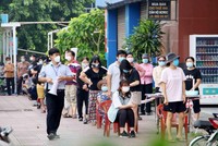 TP.HCM: Người dân tuân thủ 5k khi đi mua thực phẩm thiết yếu