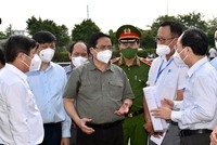 Thủ tướng Phạm Minh Chính nghe lực lượng chức năng báo cáo việc thực hiện Chỉ thị 16 tại phường Tân Phú, TP. Thủ Đức, TPHCM, ngày 11/7 (Ảnh: VGP)