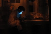 Điện thoại là phương tiện duy nhất giúp công nhân trong khu tạm trú liên lạc với người thân bên ngoài. Ảnh: Trọng Tín 