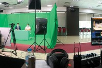 Trường quay của Hải Phát Land với đầy đủ các thiết bị như máy quay phim, mixer, đèn chiếu sáng… Ảnh: Việt Dương