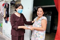 Sự chia sẻ của chủ trọ làm ấm lòng người thuê nhà mùa dịch. Ảnh: Trọng Tín 