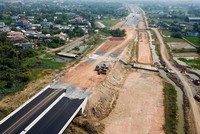 Dự án đường cao tốc Bến Lức - Long Thành do Tổng công ty Đầu tư và phát triển đường cao tốc Việt Nam làm chủ đầu tư, sử dụng vốn vay ODA của Nhật Bản và ADB đang phải dừng thi công do thiếu vốn.