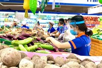 Nhân viên siêu thị "đi chợ hộ" người dân TP.HCM theo đơn đặt hàng (Ảnh: Tấn Thanh).