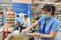 Các doanh nghiệp thực hiện "3 tại chỗ" kỳ vọng có thể hợp tác với các nhà hàng, khách sạn ngành du lịch đang phải tạm ngừng hoạt động trong việc cung ứng suất ăn thường xuyên cho doanh nghiệp (Ảnh minh hoạ: Bếp ăn tại Co.opmart chuẩn bị suất ăn cho người dân tại khu cách ly).