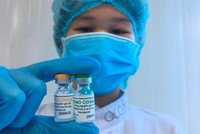 Thứ trưởng Bộ Y tế cho hay, phấn đấu trong năm 2021 có ít nhất 1 vắc-xin Covid-19 trong nước sản xuất thành công.