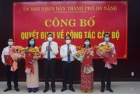 Ông Lê Trung Chinh, Chủ tịch UBND TP Đà Nẵng (thứ 3 từ trái qua) trao các quyết định cho ông: Nguyễn Hữu Nhật (bìa phải, bà Lê Thanh Tùng, thứ 2) và ông Lê Thành Hưng (bìa trái), bà Nguyễn Thu Phương (thứ 2 bìa trái).