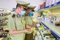 Kiểm tra sản phẩm thực phẩm chức năng đang lưu thông trên thị trường.