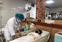 Bệnh nhân ngộ độc thuốc hạ sốt đang điều trị tại Bệnh viện Bạch Mai.