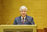 Chủ tịch Uỷ ban Trung ương Mặt trận Tổ quốc Việt Nam Đỗ Văn Chiến báo cáo tại nghị trường (Ảnh Quochoi.vn).
