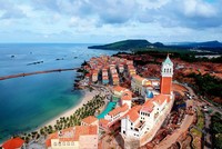 Theo dự kiến, trong giai đoạn đầu, sẽ lựa chọn một số điểm du lịch, khu nghỉ dưỡng quy mô, riêng biệt, đảm bảo an toàn tại Phú Quốc để phục vụ du khách quốc tế ảnh: hồ hạ