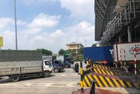 Cao tốc Pháp Vân - Cầu Giẽ đang bị ùn tắc ở chiều về Hà Nội. (Ảnh: Phi Long).