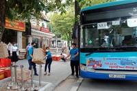 Mô hình Xe buýt siêu thị được đưa vào phục vụ người lao động khó khăn tại Hà Nội.