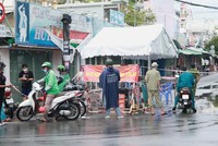 Chốt kiểm soát tại khu phong toả đầu đường Bùi Văn Ba, quận 7, TP.HCM (Ảnh minh hoạ: Thị Hồng).