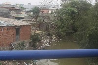 Đoạn dọc sông Dinh, nhiều hộ dân cư lấn chiếm xây nhà, công trình làm hẹp dòng sông, ảnh hưởng tới tiêu thoát lũ.