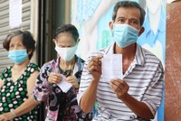 Người dân tại TP.HCM sử dụng thẻ đi chợ khi mua sắm hàng hoá (Ảnh: Lê Toàn).