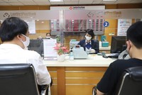 Giảm lãi suất cho vay cho những món nợ đang có trên sổ sách hiện nay là một rủi ro lớn cho ngân hàng. Ảnh: Dũng Minh