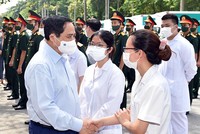 Thủ tướng Phạm Minh Chính động viên đội ngũ y bác sĩ tại lễ phát động chiến dịch tiêm chủng vaccine phòng chống COVID-19 trên toàn quốc, ngày 10/7 (Ảnh: VGP)