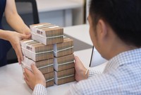 Tác động của đợt dịch Covid-19 lần thứ tư có thể khiến tình hình nợ xấu tăng nhanh. Ảnh: Dũng Minh