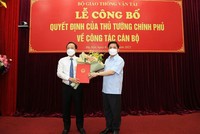 Bộ trưởng Bộ Giao thông Vận tải Nguyễn Văn Thể trao quyết định bổ nhiệm cho tân Thứ trưởng Nguyễn Duy Lâm