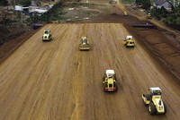 Công trình xây dựng tuyến cao tốc Bắc - Nam phía Đông. Ảnh: Đ.T