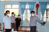 Bí thư tỉnh ủy Đồng Tháp Lê Quốc Phong (bìa phải) kiểm tra đôn đốc mô hình phòng chống dịch tại huyện Cao Lãnh, Đồng tháp