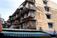 Tường mặt ngoài bị thấm, xây cơi nới tại nhà A của Khu chung cư Đống Đa, TP Huế.