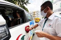 Tài xế Vinasun vệ sinh xe sau mỗi lần chở khách (Ảnh minh hoạ).