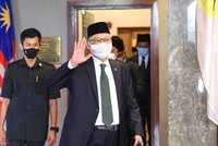 Ông Ismail Sabri Yaakob (bên phải) vẫy tay chào khi rời trụ sở UMNO để yết kiến Quốc vương Malaysia Al-Sultan Abdullah tại Kuala Lumpur vào ngày 19/8/2021. Ảnh: AFP