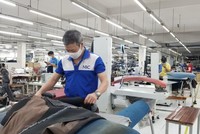 Người lao động tham gia "3 tại chỗ" tại May Nhà Bè (Nguồn: NBC)