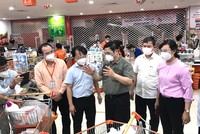 Thủ tướng Phạm Minh Chính khảo sát công tác phối hợp chuẩn bị hàng hóa cung ứng cho người dân tại Co.opXtra Phạm Văn Đồng.