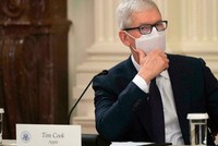 Giám đốc điều hành Apple, ông Tim Cook tham dự cuộc họp với Tổng thống Mỹ Joe Biden. Ảnh: AFP