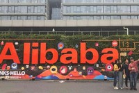 Cổ phiếu Alibaba niêm yết tại Hong Kong rớt giá 1% trong ngày 25/8. Ảnh: AFP
