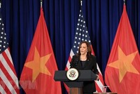 Phó tổng thống Mỹ Kamala D. Harris thông tin về chuyến thăm Việt Nam tại cuộc họp báo. Ảnh: TTXVN