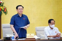 Chủ tịch Quốc hội Vương Đình Huệ phát biểu tại cuộc họp.