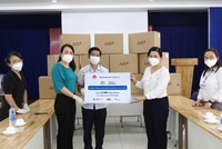 Bà Nguyễn Thị Toại,Trưởng đại diện Văn phòng phía Nam Bộ Kế hoạch và Đầu tư tại TP.HCM và ông Đào Minh Chánh, Phó giám đốc Sở Kế hoạch và Đầu Tư TP.HCM trao số khẩu trang cho bà Nguyễn Thị Huỳnh Mai ( cầm bảng, phải) Chánh Văn phòng Sở Y tế TP.HCM. Ảnh: Lê Toàn