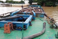 Một sà lan khai thác cát trái phép trên sông Cổ Chiên, tỉnh Vĩnh Long. Ảnh: Thanh Lâm